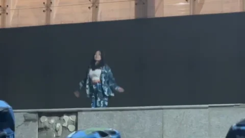 大写的牛逼_女白领在办公室里直播_同事就在后面上班她直接直播自慰玩的就是心跳啊