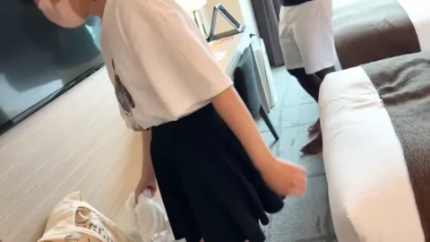 极品风骚人妻丝袜露脸激情大秀啪啪_被大哥压在身下爆草蹂躏_射完用避孕套蹭逼_玩的真刺激好骚