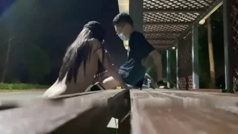 可爱的萌妹子露脸跟蒙面大哥激情啪啪直播给狼友看，乖巧听话的舔弄大鸡巴，让大哥用道具玩逼无套爆草内射