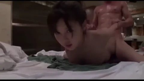 极品尤物气质女神！白色旗袍古典风！美臀超粉嫩穴，脱光光扭腰热舞，假屌插穴，让人欲罢不能