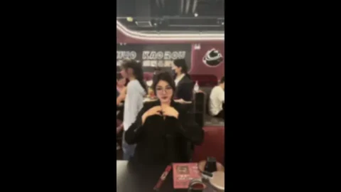 9分颜值金发美女！外表甜美活泼！近距离特写，跳蛋假屌自慰，双管齐下猛捅，椅子上骑坐深插