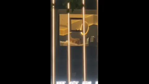 可爱露脸黑丝诱惑极品小骚货精彩大秀直播,淫声荡语互动揉奶玩逼道具抽插,把骚穴搞的淫水泛滥精彩又刺激