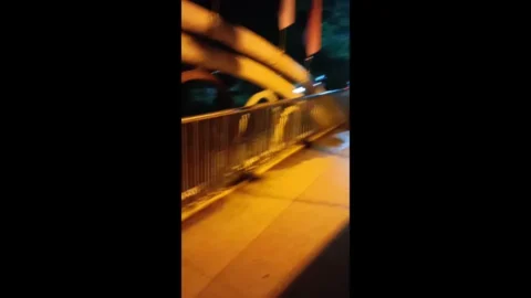 辫子嫩妹从骚穴那撕开一个洞用假屌插得高潮淫水乱喷！