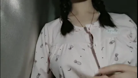 【三男两女多人淫乱】沙发上干到卧室一人一个后入开操摄影小哥旁边指导姿势卧室骑乘猛操两男干一女的!