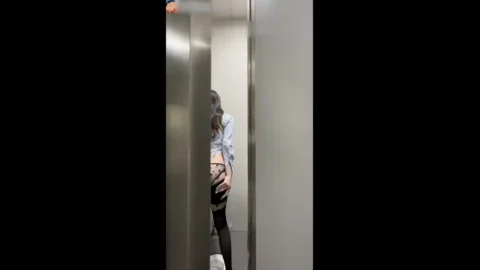 黑丝长裙美腿风韵犹存，跪着深喉插嘴_侧入爆插小穴，主动骑乘猛坐