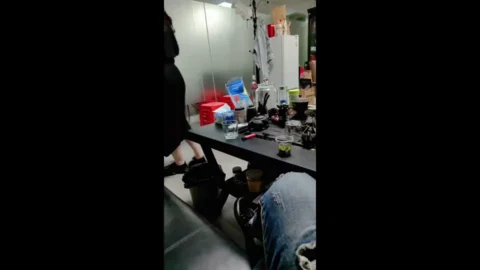 可爱的嫩乳妹妹被老板潜规则