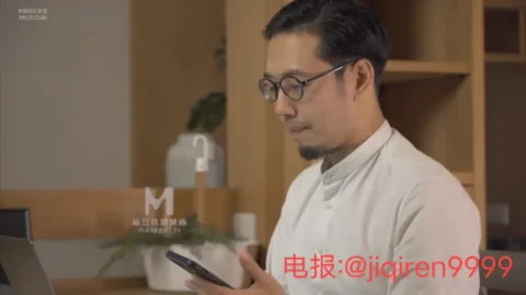 情侣开着音响在女友温馨闺房啪啪貌似连续出了两次
